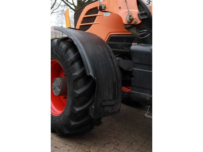 Kotflügel vorne links, teil abgebrochen.