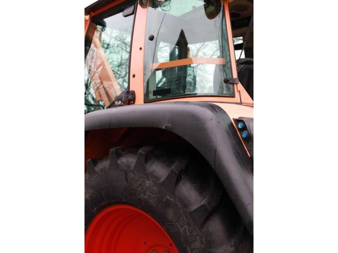 Kotflügel hinten links kleiner Riss.