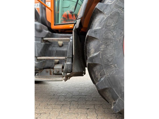 Linker Kotflügel hinten leicht verbogen.