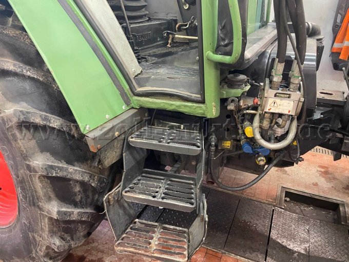 Einstieg rechts. Provisorisch repariert