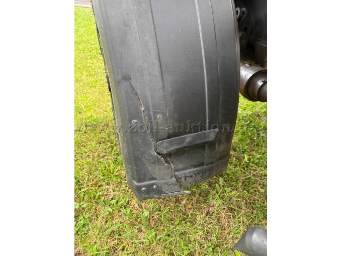 Riss im Kotflügel (Kunststoff) vorne links