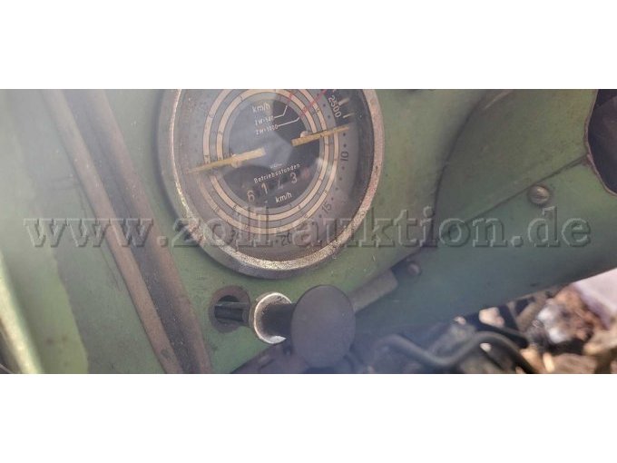 Stundenzähler und ausgebrochener Abstellhebel