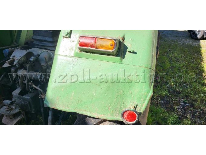 Beulen und gerissene Blinkerabdeckung