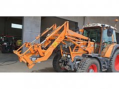 Traktor inkl. Frontlader (seitliche Frontansicht)