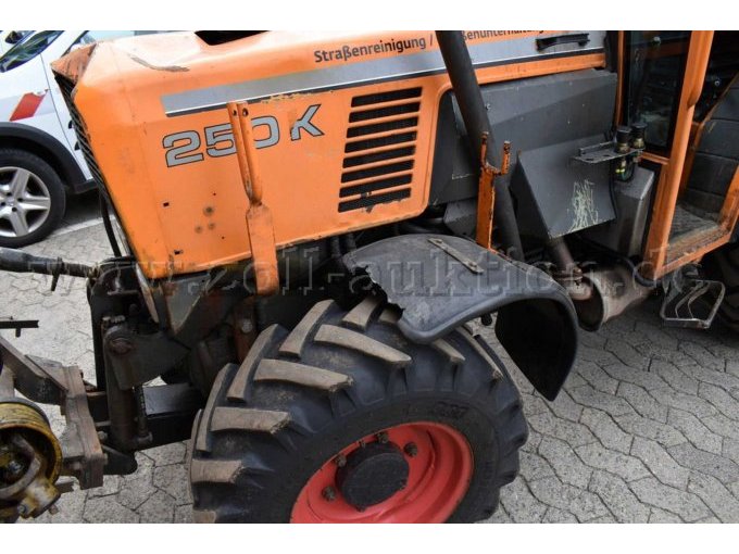 1 Fendt Zugmaschine 250 K mit Zusatzanbaugeräten – foto 6 – kavel bij Zoll-Auktion, Clausthal-Zellerfeld