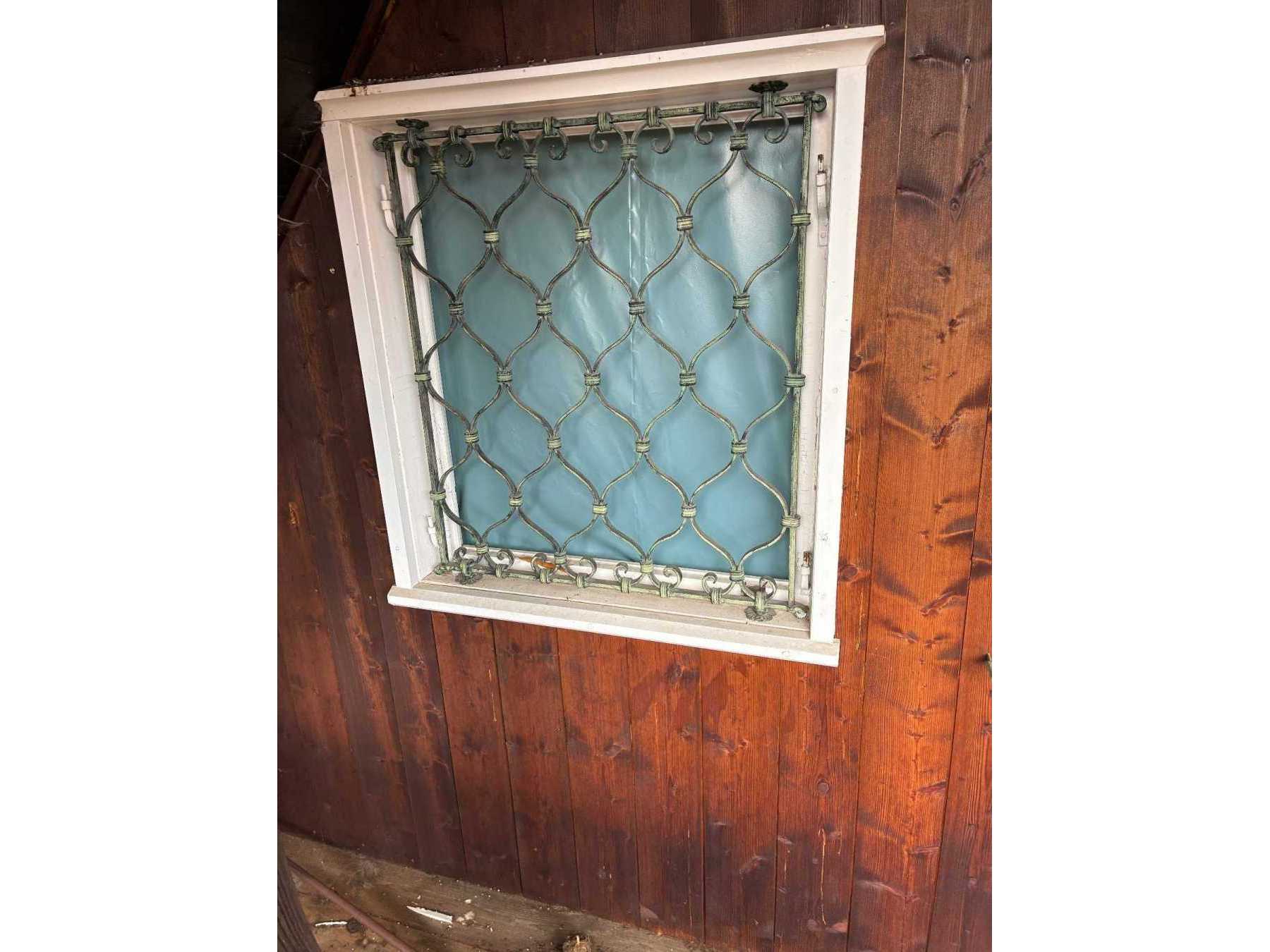 Zu sehen ist das Fenstergitter mit witterungsbedingten Abnutzungen.