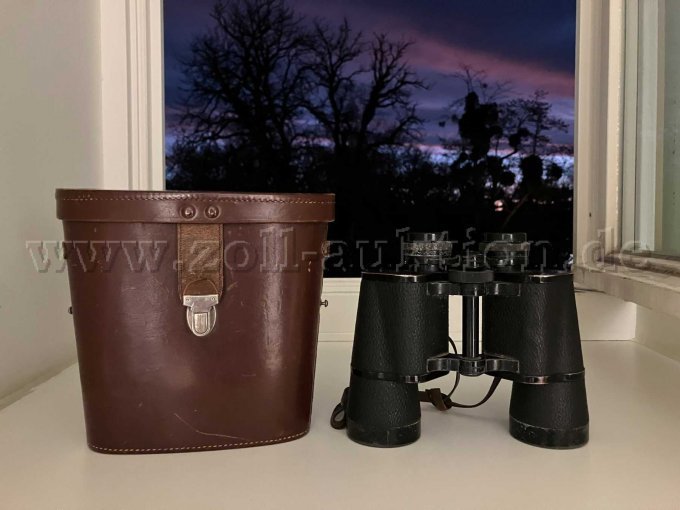 Lederetui und Fernglas