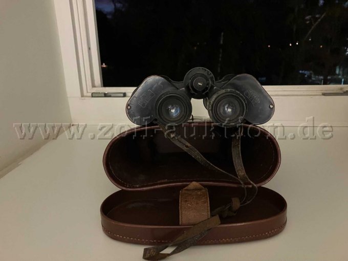 Lederetui offen und Fernglas