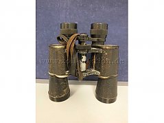 Gesamtansichtder Zoll Auktion FERNGLAS KROMBACH WETZLAR - PORROLUX 8X45 stehend  von vorne