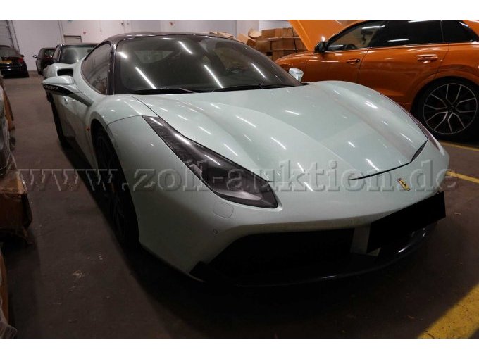 PKW Ferrari 488 GTB Coupe in weiß/mint - Diagonalansicht