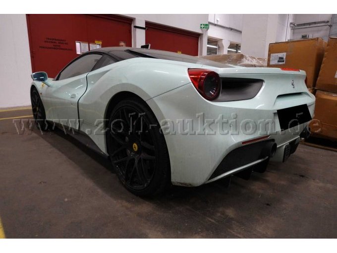 PKW Ferrari 488 GTB Coupe in weiß/mint - Diagonalansicht