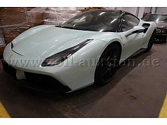 PKW Ferrari 488 GTB Coupe in weiß/mint - Diagonalansicht