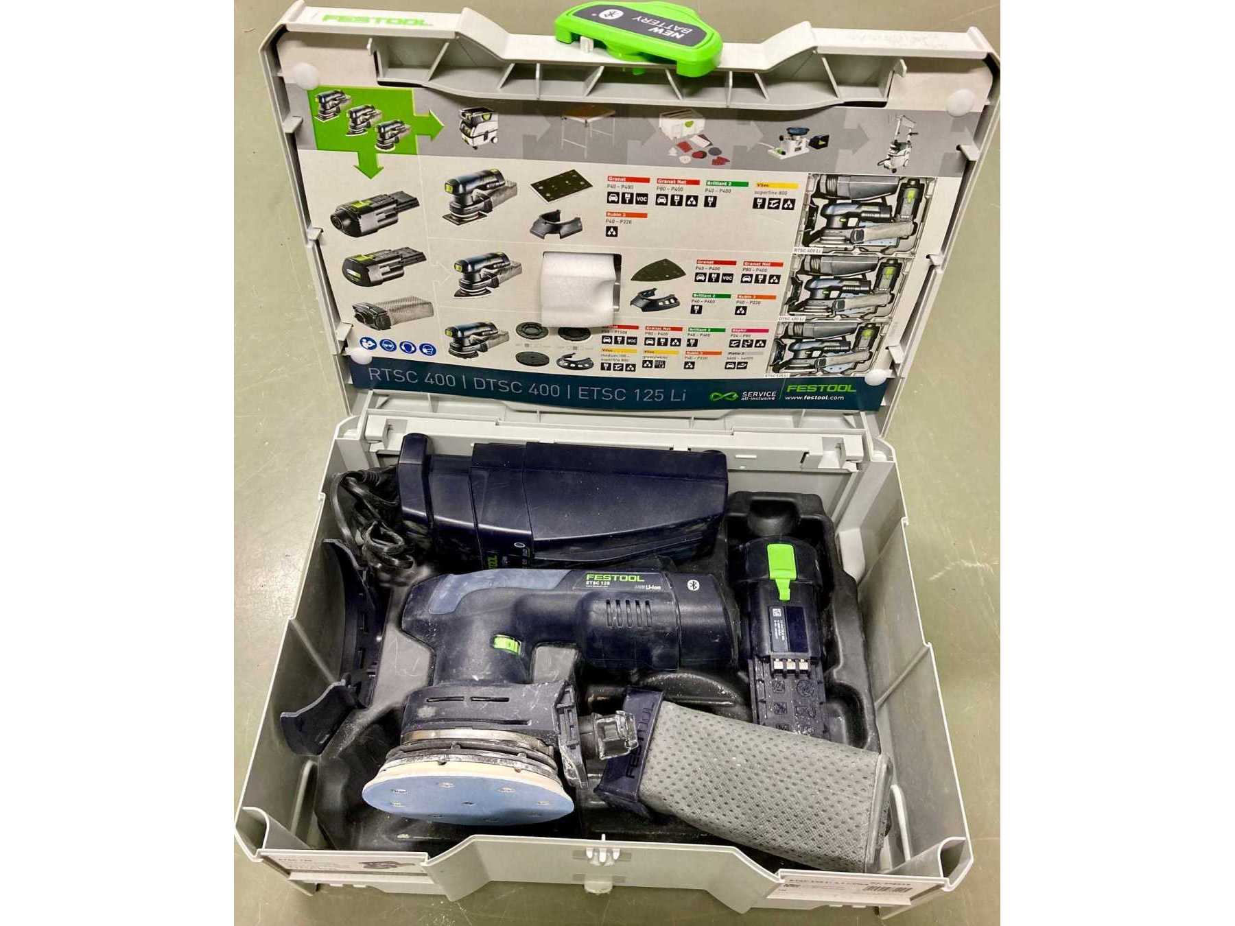 Koffer offen, alle Teile