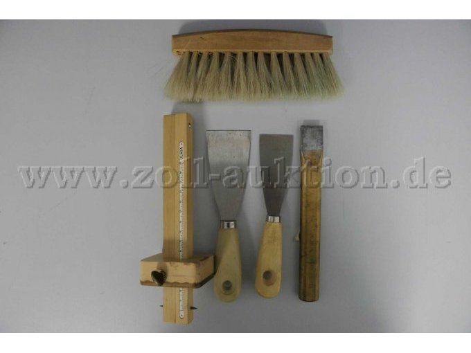 Detailaufnahme Abstauber, Spachtel, Flachmeissel und Streichmaß