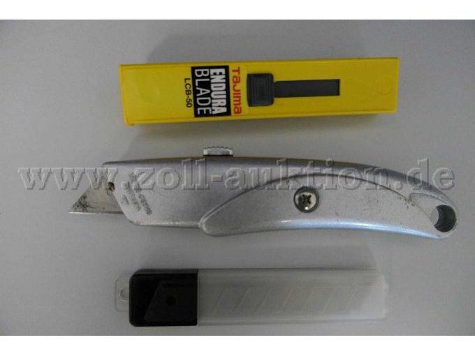 Detailaufnahme des Cuttermessers mit Ersatzklingen