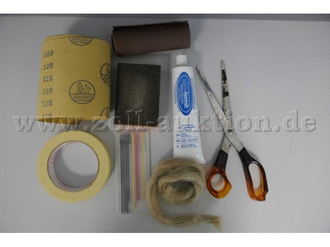 Detailaufnahme Schere, Schleifpapier, Paste, Hanf, Kreppband und Ersatzminen