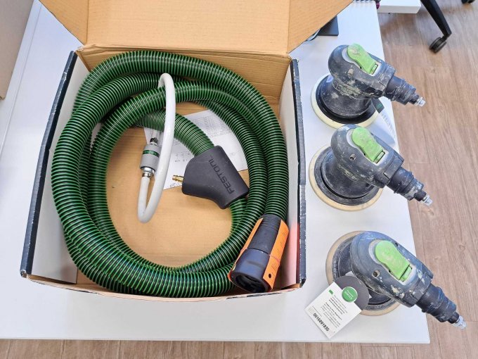 Ansicht des Absaugschlauches mit den drei Exenterschleifern