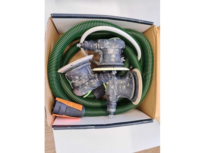 Ansicht des Absaugschlauches mit den drei Exenterschleifern