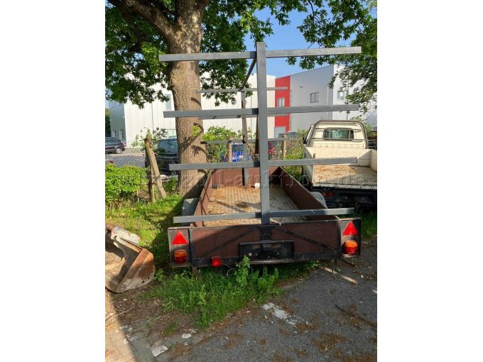 Anhänger von hinten