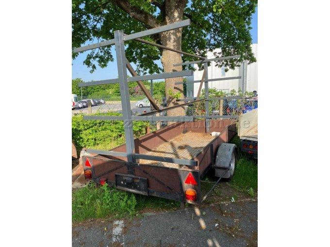 Anhänger von hinten rechts Anhänger von hinten rechts