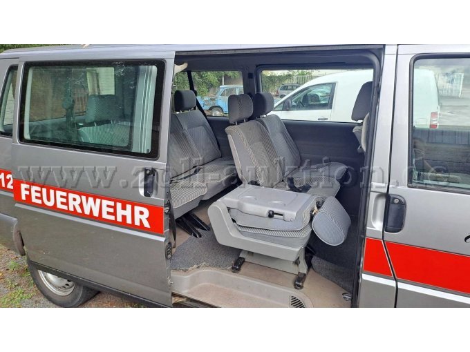 1 brandweerbus - VW T4 Caravelle - knutselproject vanwege motorschade – foto 4 – kavel bij Zoll-Auktion, Loburg