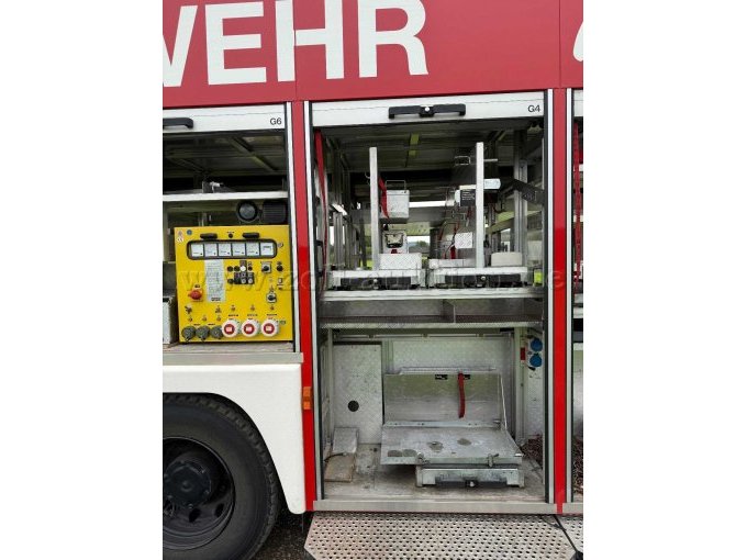 1 reddingsvoertuig RW 2 Iveco EuroFire 4x4 – slechts 20.375 km – foto 10 – kavel bij Zoll-Auktion, Kastl