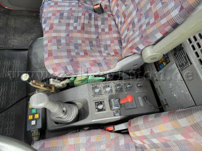 1 reddingsvoertuig RW 2 Iveco EuroFire 4x4 – slechts 20.375 km – foto 18 – kavel bij Zoll-Auktion, Kastl