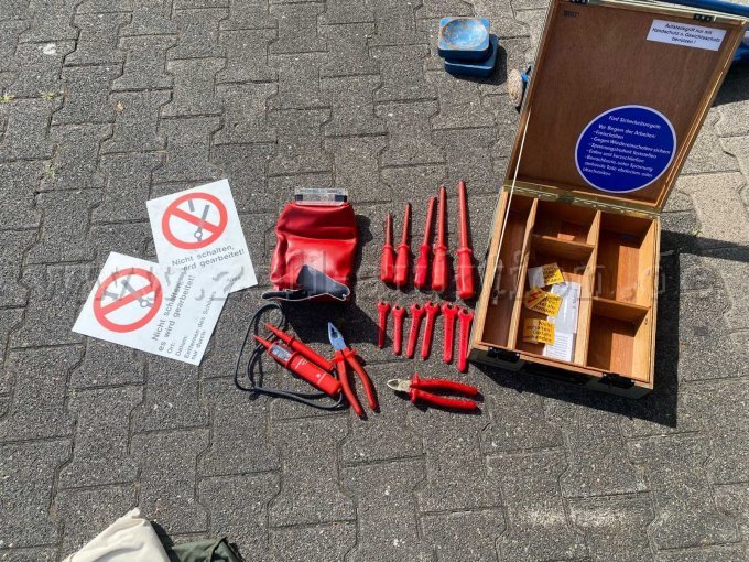 Elektrokasten mit ausgepackter Ausrüstung