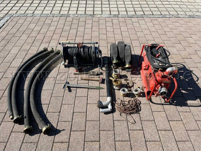 Bild 3 Pumpe mit 4 Saugschläuchen, Kabeltrommel, 3x 15x Druckschläuchen, Ansaugrohr, Werkzeug und Kupplungen