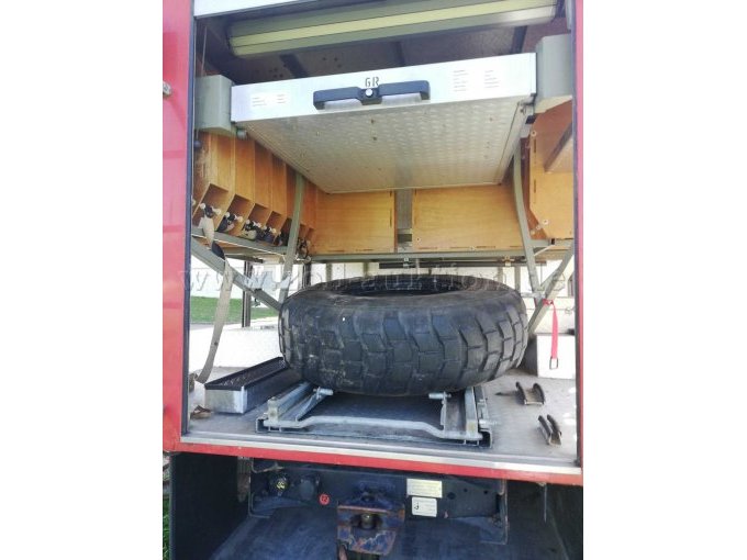 Rückansicht - mit Schubfach 
zusätzlicher Ersatzreifen