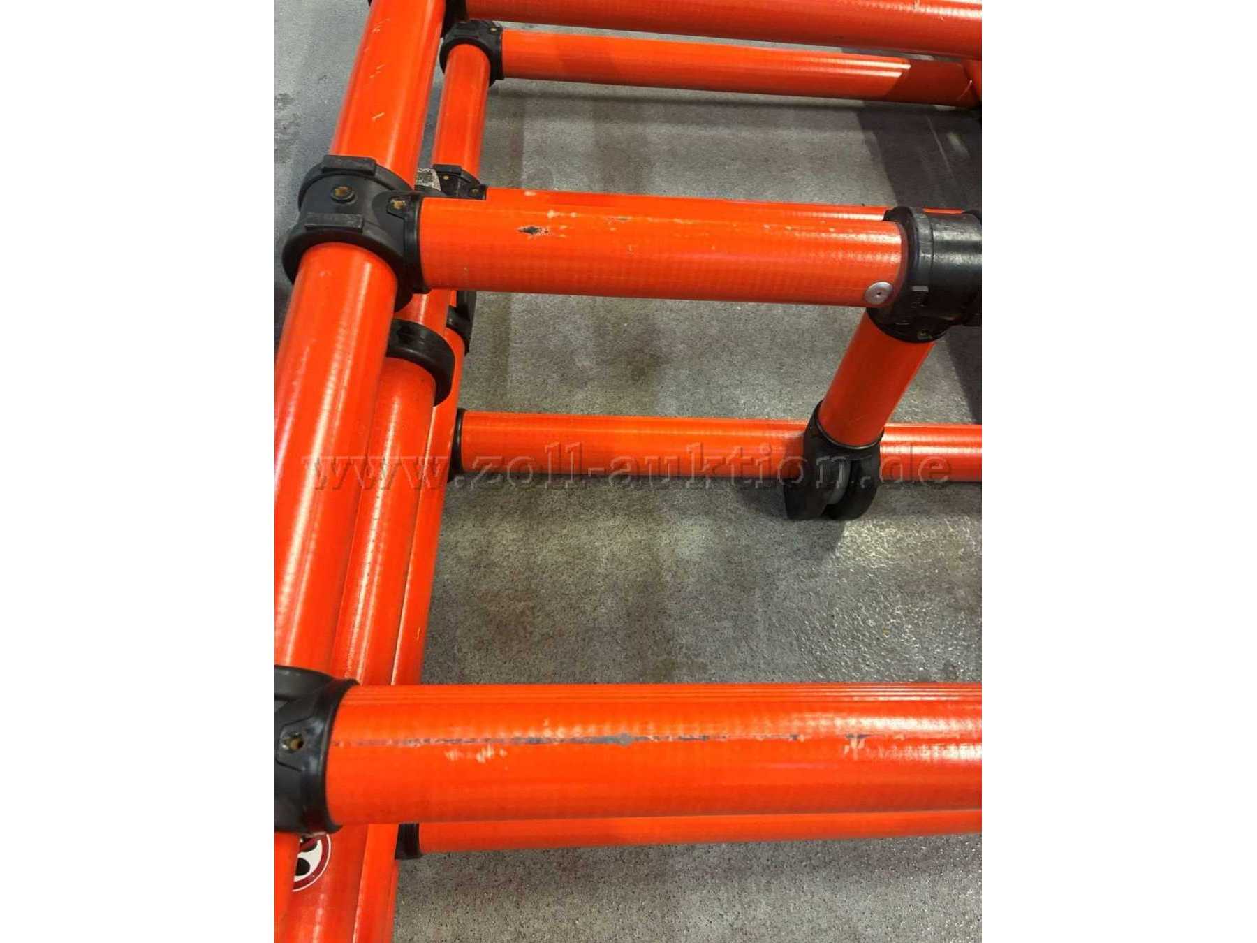 Detail Plattform mit leichten Gebrauchsspuren