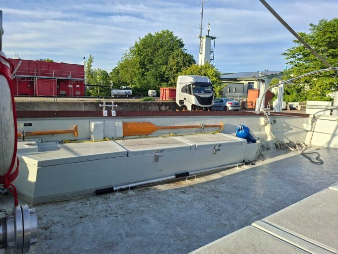 2 Staukästen auf der linken Bootseite