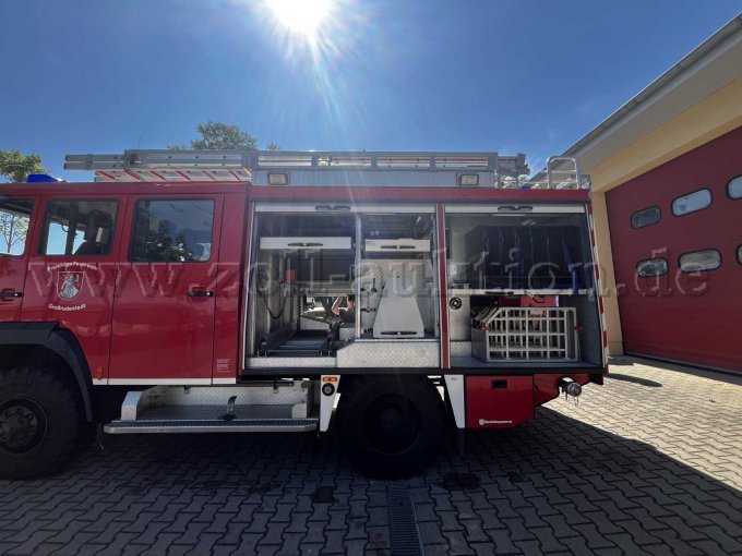 Seitenansicht mit geöffneten Geräte räumen