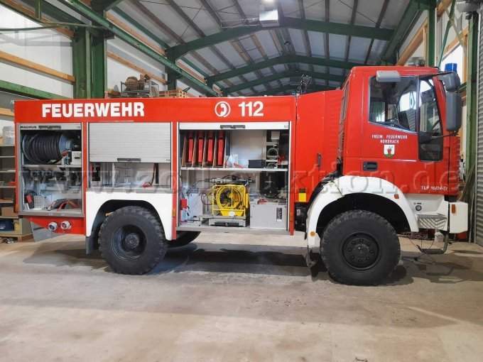 Seitenansicht rechts mit geöffneten Rolläden