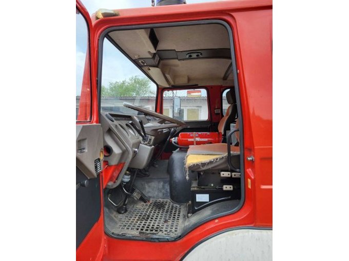 Ansicht Fahrerseite und Fahrersitz