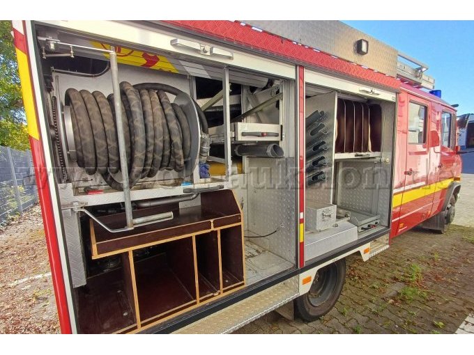 1 Feuerwehrfahrzeug Löschfahrzeug 8/6 auf Daimler Benz 814 D – foto 4 – kavel bij Zoll-Auktion, Limburg