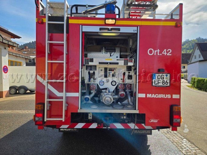 Fahrzeugheck mit geöffneten Geräteräumen