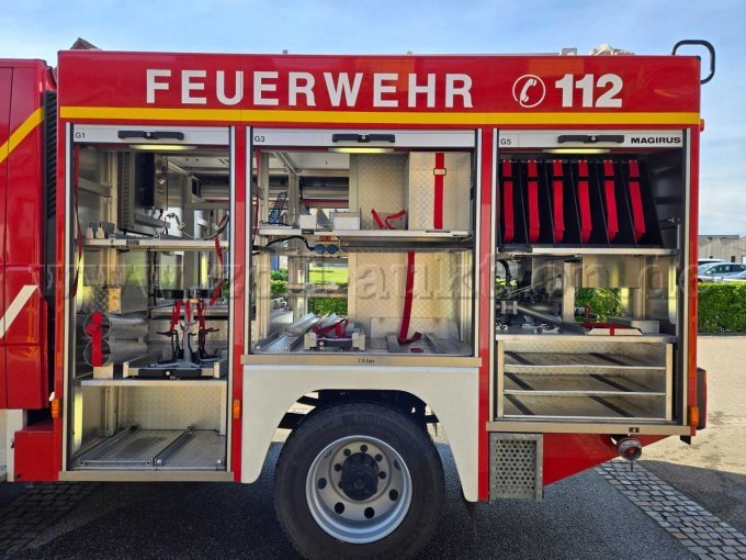 Geöffnete Geräteräume an der Fahrzeugrückseite