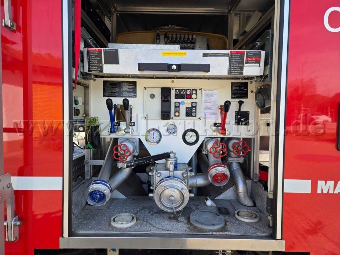 Geräteraum mit Feuerlöschkreiselpumpe und Bedienelementen