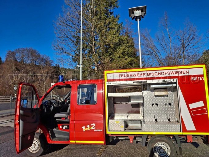Fahrerseite offen mit Lichtmast