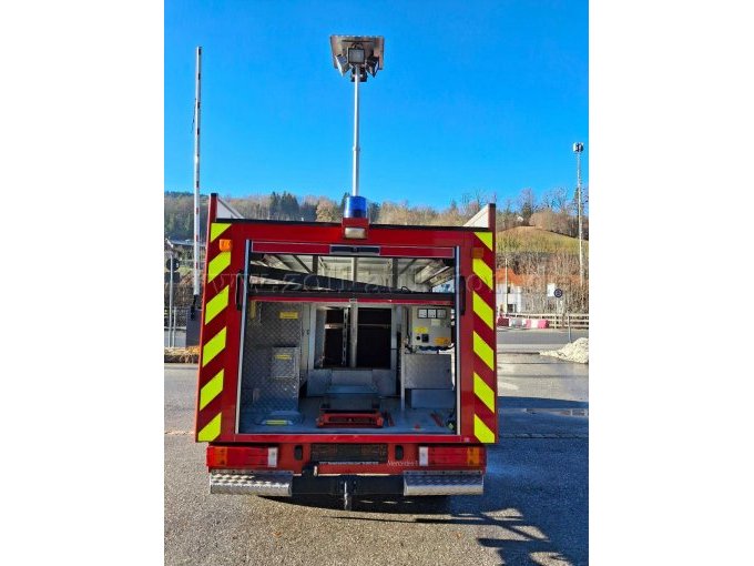 Geräteraum Heck offen mit Lichtmast