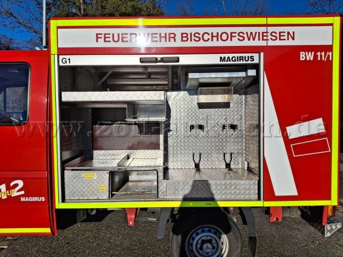 Fahrerseite Geräteraum offen