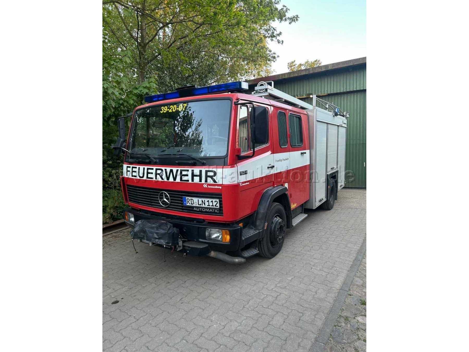 Ganzes Fahrzeuge in seitlicher Frontansicht
