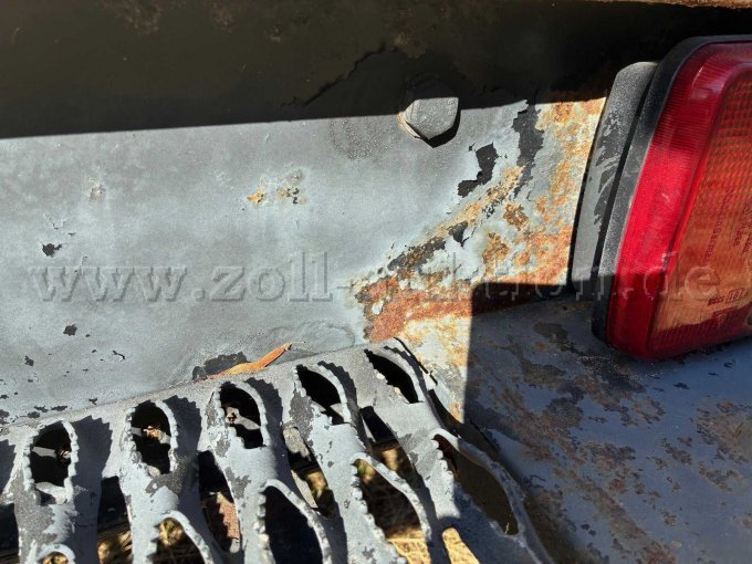 Flugrost am Einstieg des Koffers