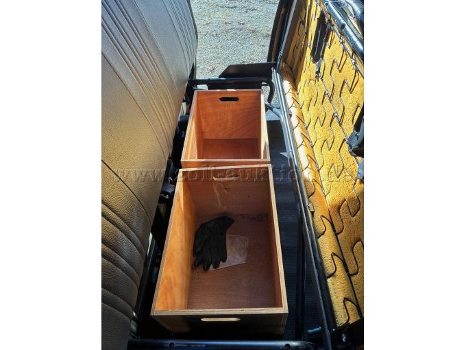 Kisten unter Sitzbank hinten