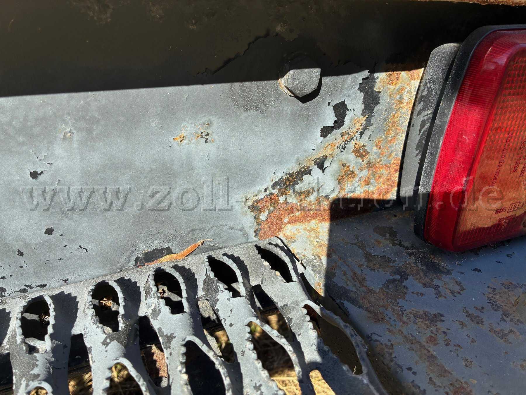 Flugrost am Einstieg des Koffers