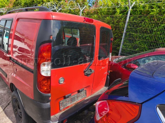 Schräge Heckansicht Fahrerseite