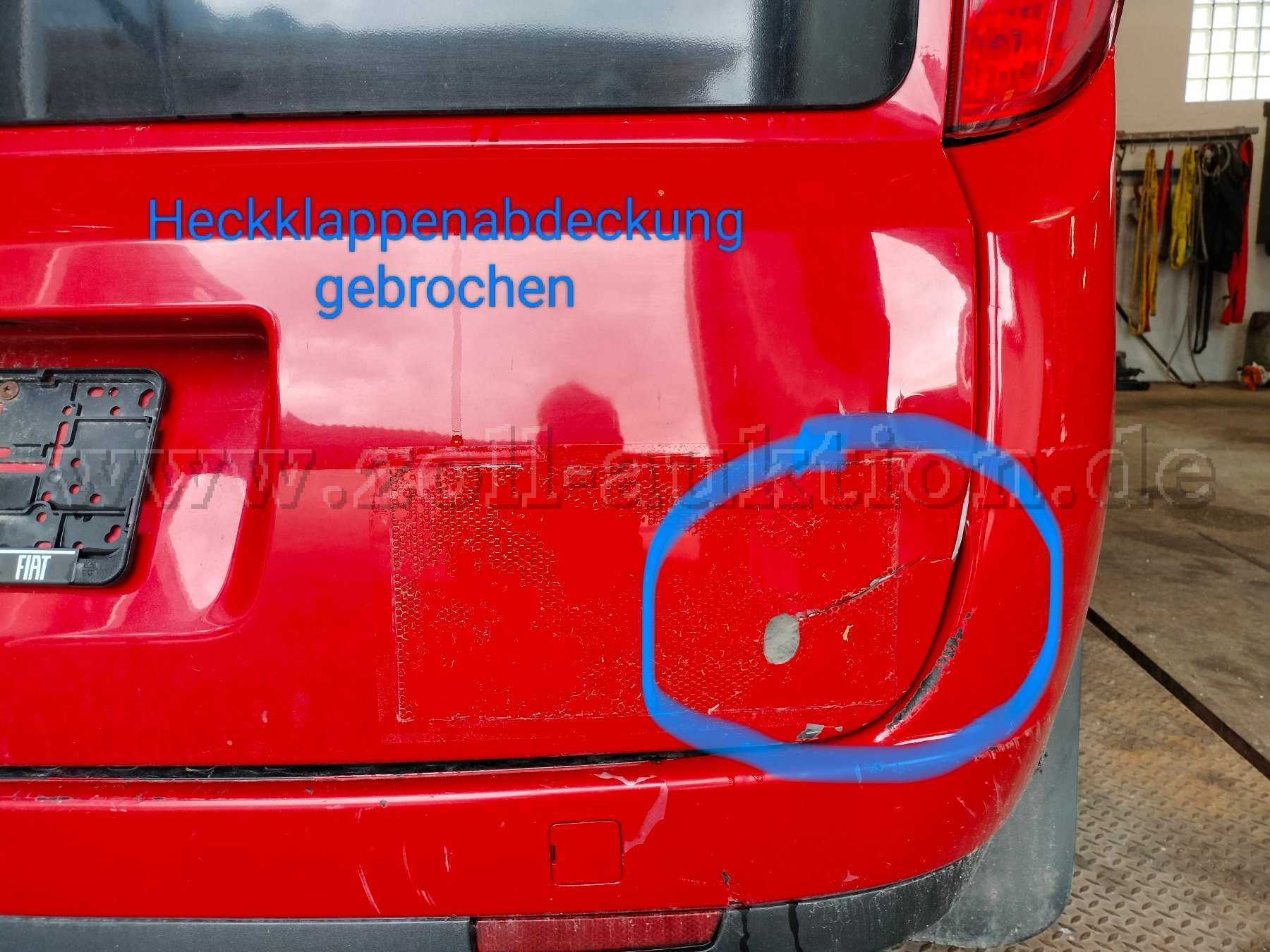 Gebrochene Kunstoffverkleidung Hechklappe