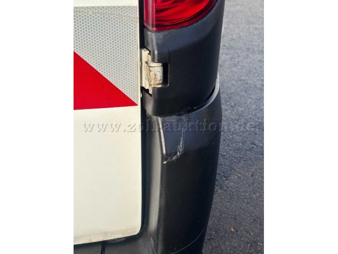 Riss in Verkleidung hinten rechts