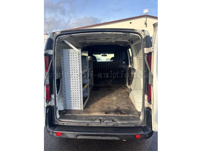 Hinteransicht Innenraum mit Regalsystem linke Seite